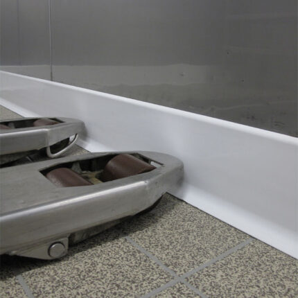 AstruPanel Clean 7708 hvit RAL9010 sokkel 80mm a 2000mm